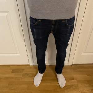 Riktigt sjyssta Nudie Jeans i modellen ”lean dean”. Skick 9/10 och i storleken 30/32.  Modellen på bilden är 180 lång och väger ca 65kg
