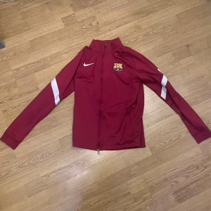Fc Barcelona tröja - En helt ny Barcelona tröja, som aldrig används någonsin, skick 10/10. Nypris 900kr från jd sports. Säljer billigt för att bli av med det. 