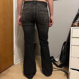 • utsvängda bootcut jeans, lågmidja    Midjemått rakt över= 40 cm Innerbenslängd= 82 cm längd på hela= 106 cm