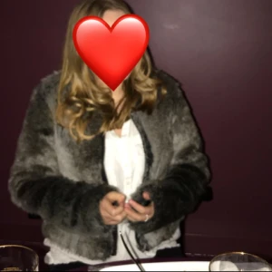 Grå pälsjacka  - Säljer min fina gråa pälsjacka i fuskpäls. Storlek S, i mycket fint skick säljes då den tyvärr ej kommer till användning 