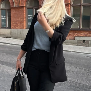 Svart blazer - Säljer en svart blazer från Zara med 3/4 ärm. Det finns 2 fickor framtill. Axlarna är lite vadderade. Storlek S. Sparsamt använd, i bra skick! Perfekt till våren/sommaren. Nypris: 900kr. Kan skicka fler bilder på närmare detaljer osv! 🌸