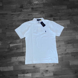 Polo Ralph Lauren piké  - Super snygg Polo Ralph Lauren piké i storlek M herr. Helt sprillans ny! Vid frågor eller funderingar tveka inte på att höra av dig!🔥