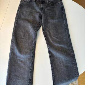 Ett par levis jeans i den snygga modellen 514, storlek 30 32, lågt pris pga av de små färg stänken baktill. Ytterst slitna nedtil