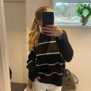 & Other stories tröja - Så fin tröja från & Other stories som är så skön! Den kommer tyvärr inte till användning längre🖤 nypris ca 800 kr.