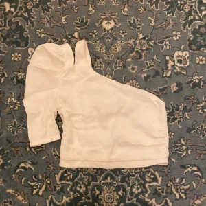 Vit tröja från Zara - Aldrig anänd, bara testad och den är sa fin på🤍 lappen är tydligen bortklippt🫶🏼