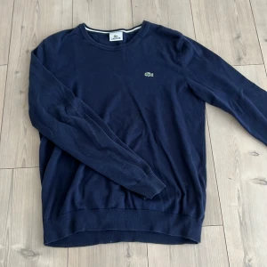 Stickad Lacoste  - Stickad Lacoste sweatshirt i nyskick inga defekter, storlek S/M