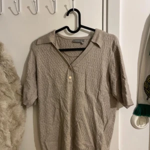 stickad t-shirt  - stickad t-shirt från fransa med guldknappar  storlek s passar även xs och m köpt för 499kr 