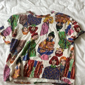 Zara t-Shirt  - En färgglad t-Shirt som används många gånger men är inte smutsig eller något 