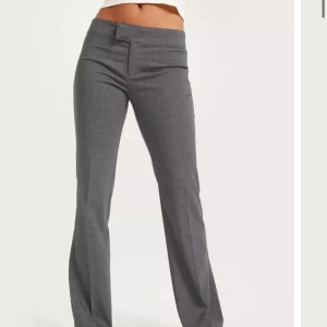 Low waist kostymbyxor  - Säljer mina helt nya kostymbyxor från Nelly då storleken inte passade mig! De är alltså helt nya med prislappen kvar💕 nypris 399 (kan även tänka mig att byta mot strl 34)