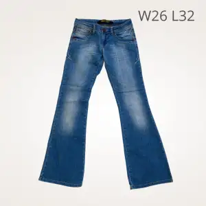 Snygga utsvängda jeans. Storlek W26 L32. 🫶