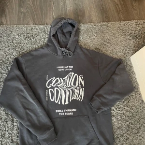 Grå hoodie madlady - Grå hoodie från madlady med tryck på magen. Knappt använd så i väldigt fint skick!🩷