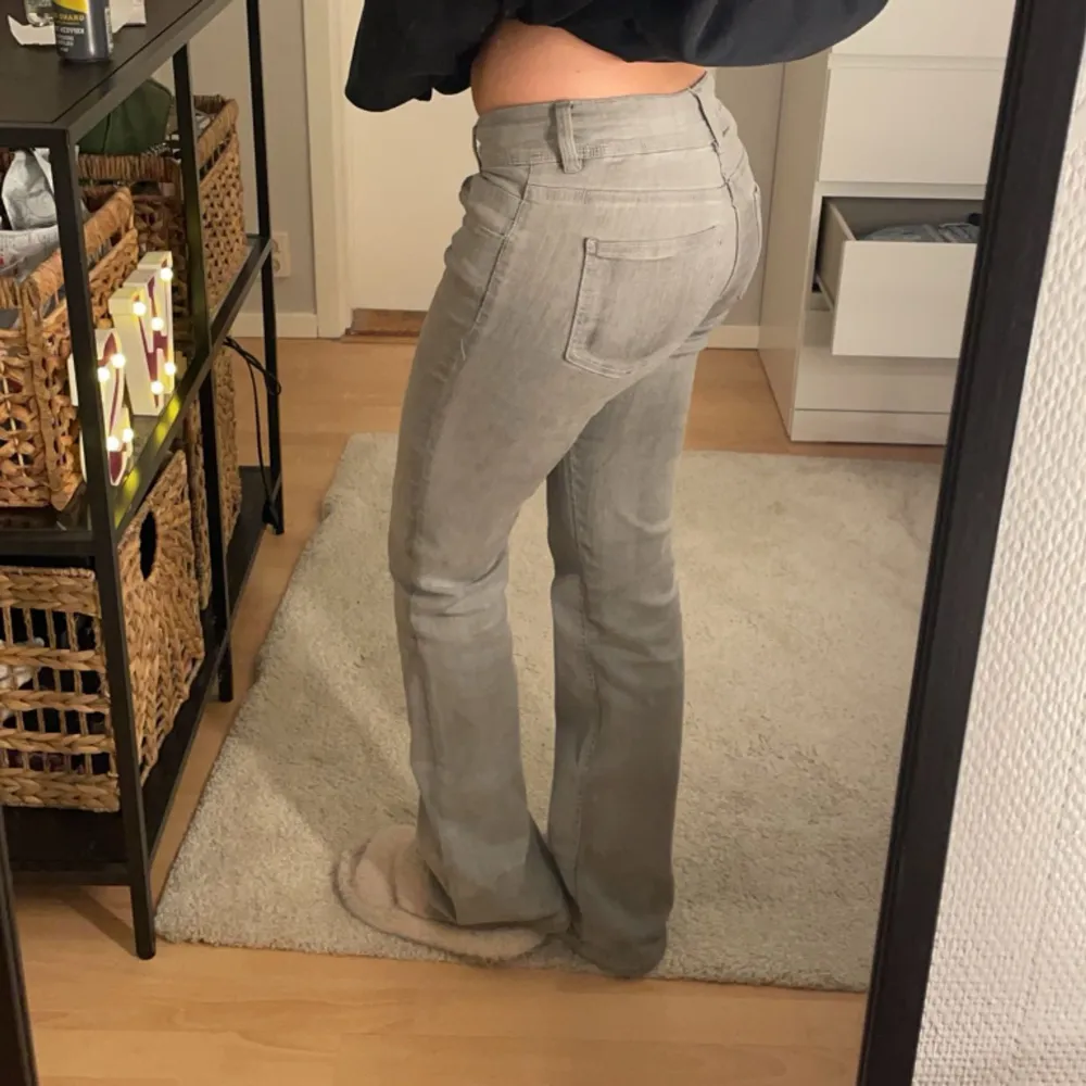 Säljer mina grå lågmidjade jeans från Gina, är 160🩷de är väldigt stretchiga och sköna och man kan justera de midjan💕. Jeans & Byxor.