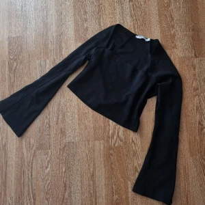 Croptop NAKD - Fint material och vackra utsvängda ärmar. 