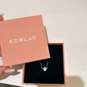 Edblad silver snäck armband - Fick detta silver armband från Edblad i julklapp men är tyvärr guld så kan it använda de. Tycker de är jätte fint o önskar jag kunde använda de men tyvärr kommer de ej till användning💞 original pris 240