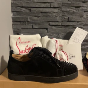 Christian louboutin  - Säljer nu ett par Christian louboutin junior spike size 40,5 i nyskick! Cond 9,5/10! ALL OG! Dvs (Kvitto, kort, box, 4st dustbags, extra skosnören samt extra spikar)  