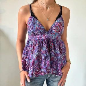 Mönstrat linne💜 - Säljer mitt superfina linne, som tyvärr inte kommit till någon mer användning. (Banden korsas i ryggen och är även justerbara)💖🧚🏼 Från Forever 21, strl: M. Använd endast en gång<3 Lämna prisförslag💜