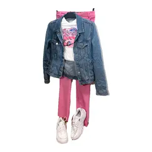 Spara pengar genom att köpa alla dessa tillgängliga plaggen i ett! Outfiten består av: rosa fake skinn byxor, babytee med tryck, jeansjacka och vita sneakers från Reebok 