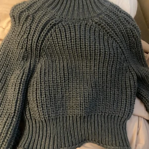 Virkad grön tröja  - I storlek xs men passar S skulle jag vilja säga, värmer jätte bra och är i nyskick aldrig använd alltså 