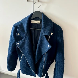Ivyrevel mörkblå jacka  - Bikerjacka i mörkblå från ivyrevel. Väl använd men inga skavanker. Kommer med ett tillhörande  bälte. 