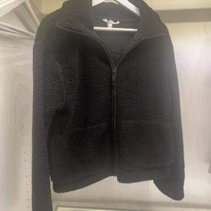 Säljer denna svarta populära fleece jacka ifrån hm!💘