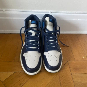 Jordan 1 ”Retro” High Obsidian - Ett par Jordan 1s som aldrig riktigt varit i användning åt mig. Använda bokstavligen 1 gång och tyckte dom var sköna och snygga men kände mest att de inte passade min nuvarande stil. Orginalpris ligger på runt 4000. I perfekt skick. INGEN BOX FINNS