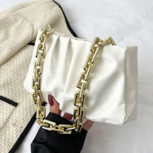 Vit väska - En vit väska med guld handtag (inte riktigt guld), älskar denna väskan då den går med allt, men använder inte den längre därför säljer jag den. Skriv för fler bilder!❤️