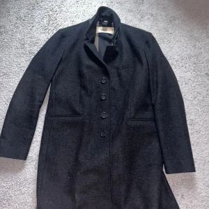 Burberry rock  - Säljer nu en fin burberry rock i storlek L! Säljer den pågrund utav att den inte passar längre. Riktigt fin och fräsch! Fick den i julklapp förra året så kan inte garantera att kvitto medföljer (Priset går att diskutera vid snabb och smidig affär)