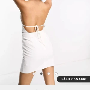 Perfekt student kläning  - Jätte fin bra i storlek passar helt perfekt! Var bara inte i behov av denna kläning  Aldrig använd pris lappen på  Kostar igentligen 693kr 