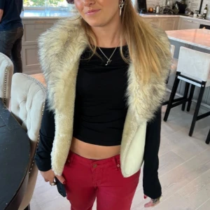 Pälsväst🐆 - Säljer denna as coola skinn västen med päls🔥såå nice