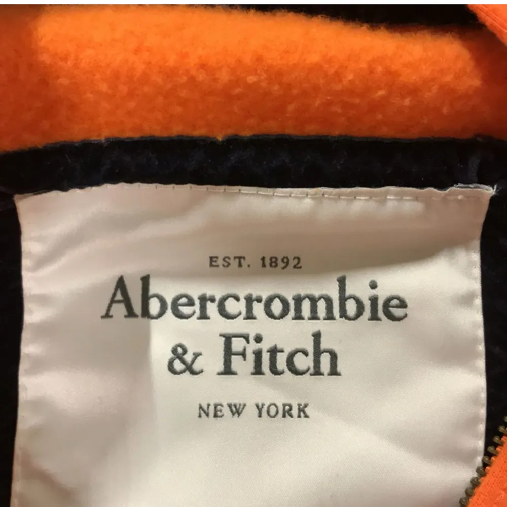 Jätte fin zip hoddie från Abercrombie & Fitch i orange, den är knappt använd💘💘. Hoodies.