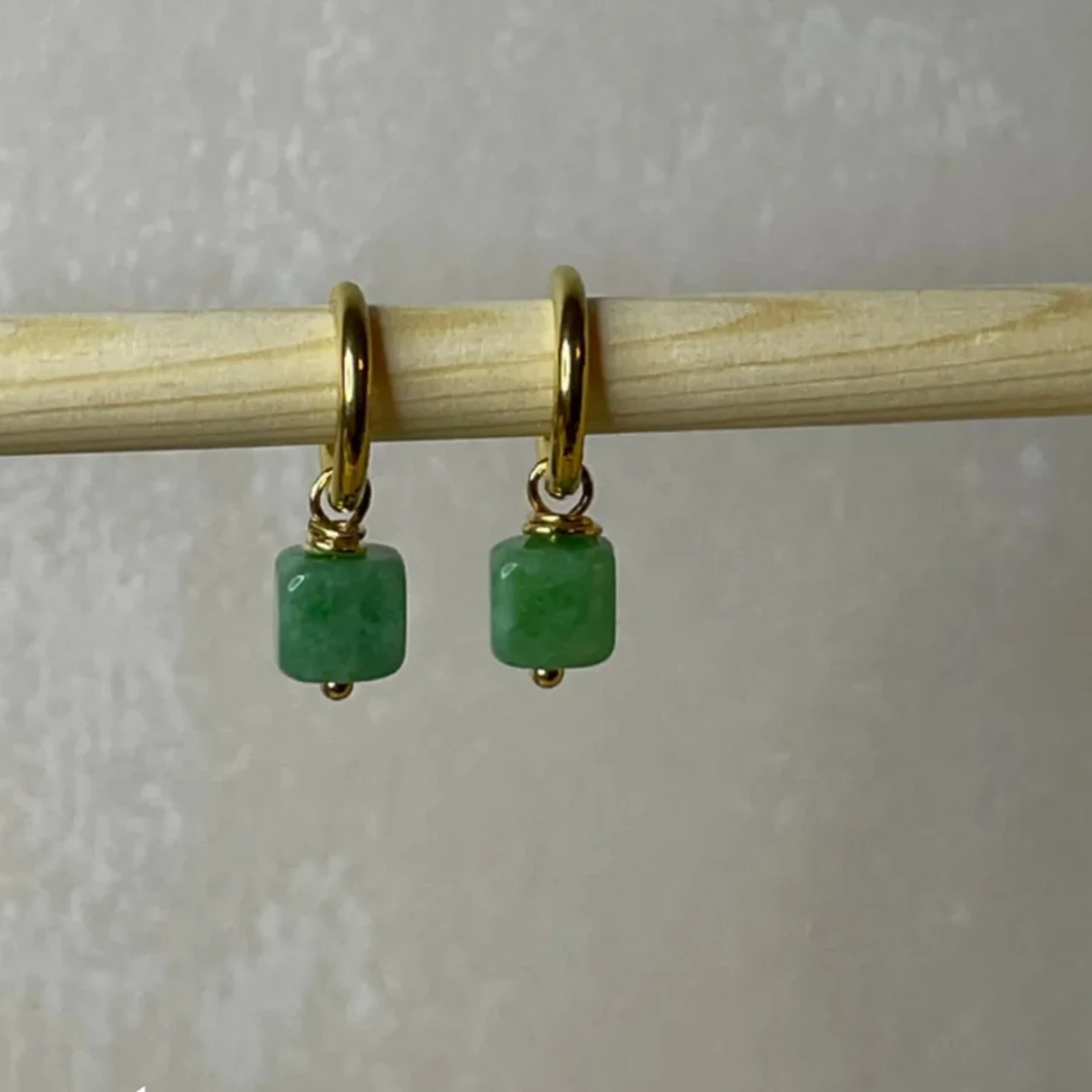 Två par örhängen röd strass & gröna stenar - 91