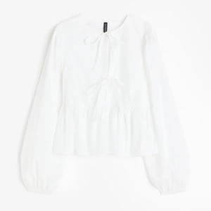 Vit blus - Säljer denna supersöta blusen från hm i stl M, använd 1 gång så den är i nyskick. Säljer den då den inte kommer till användning💕💞🩷