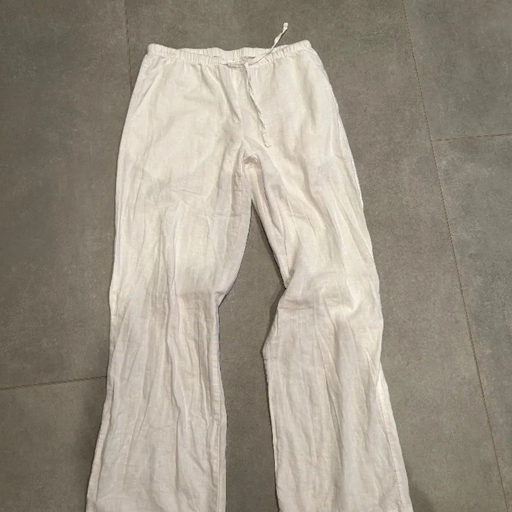 LÅNAD BILD!! Snygga linne byxor från Ginayoung  I stl 158-164 men passar er runt 160cm. Säljer på grund av att de är för stora. De är i ny skick 💕💕. Jeans & Byxor.