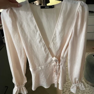 blus  - Blus från bikbok storlek XS Jag står inte för frakten 😁 Använt 1 gång 