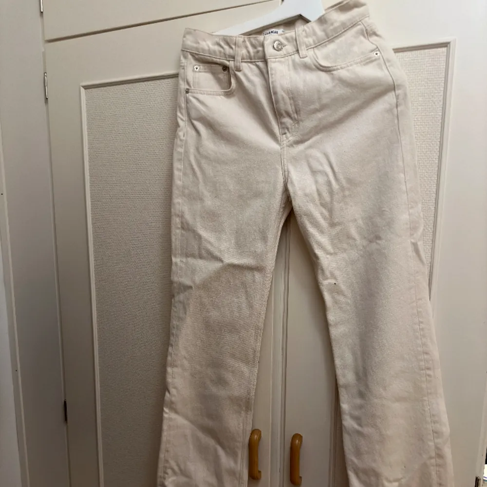 Helt oanvända jeans som är för små för mig. Dom har legat längst in i garderoben i flera år.. Jeans & Byxor.