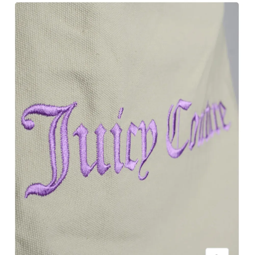 Beige Totebag från Juicy Couture med lila text.. Väskor.