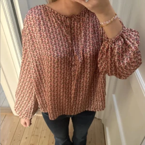 Maje blus - Säljer denna blusen från Maje! Nypris: 2000kr  Säljer för: 1000kr  ALDRIG ANVÄND! Prislapp kvar ❤️