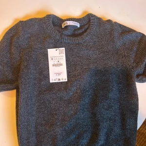 Stickad t shirt - Stickat zara t-shirt! HELT OANVÄND❤️❤️säljer pga att jag inte använder den