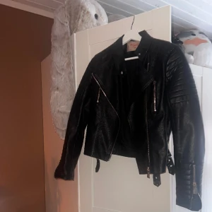 Chiquelle skinnjacka - Bra skick Den är liten i storlek