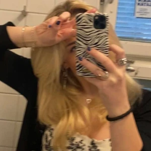 Ideal of sweden ZEBRA skal   - Säljer mitt absolut favorit skal från ideal of sweden då jag köpt en ny mobil ❤️‍🔥❤️‍🔥 Köp för ca. 3 veckor sen nästan inga defekter 🦓🦓