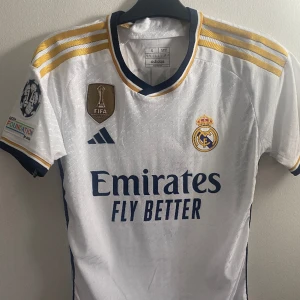 Real madrid hemmatröja 23/24 5 Bellingham  - Säljer nu min real madrid tröja eftersom den är för lite tajt på mig, och vill nu bli av med den, bättre än att den ska ligga hängandes i garderoben.  