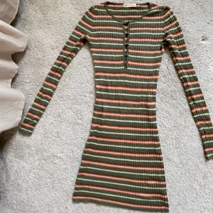 Jätte fin randig klänning  - Jätte fint skick då jag aldrig fått användning av den, passar mig som är 164. Köpt på zalando