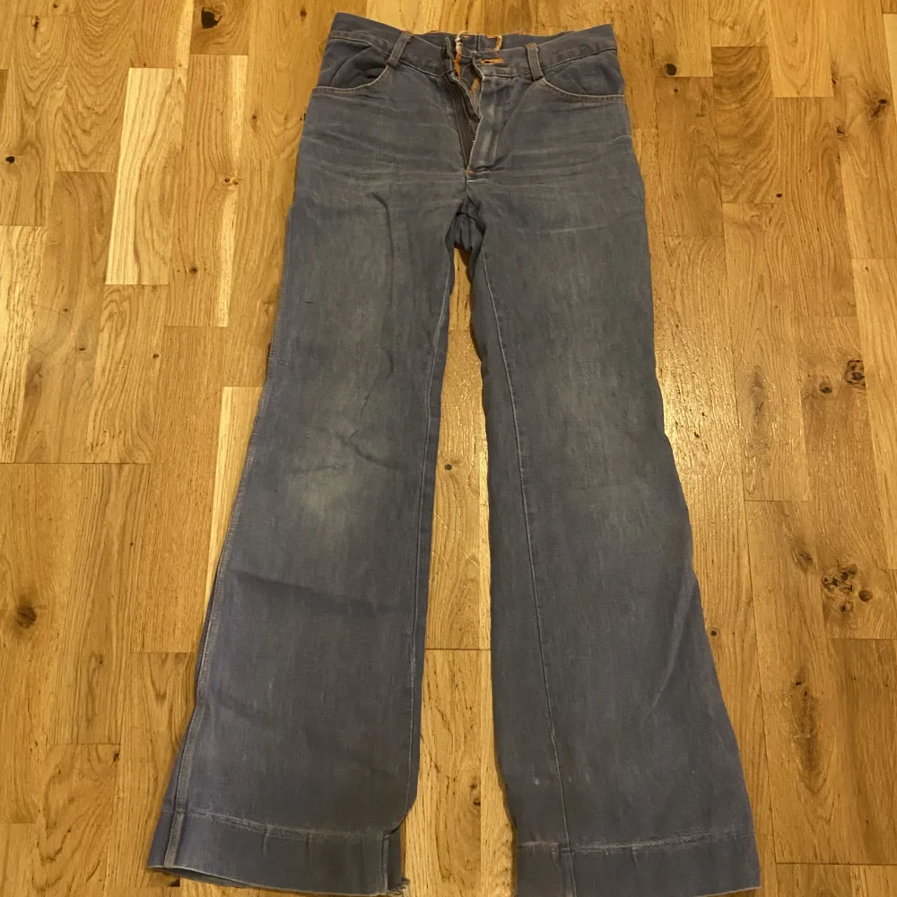 Bootcut/utsvängda ljusblå jeans. Min mamma använde dessa på 80-talet så väldigt ”vintage”. De är ganska slitna längst nere vid benen men annars bra skick då de har tagits väl hand om❤️. Jeans & Byxor.