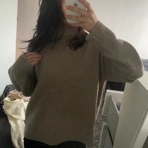 Tröja  - Stickad tröja med polokrage och lite glitter på💖