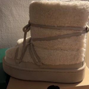 Skor  - Använda kanske 5 gånger, bra skick💕