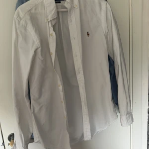 Ralph lauren skjorta  - Ralph lauren skjorta herr, vit, storlek S. Inga skador eller fläckar. Nypris 1699kr.   Kan fraktas!