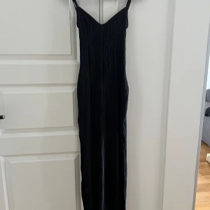 Festlig klänning med detaljer!  - Såååå fin klänning, ribbat material och en öppen rygg som man knyter. Älskar materialet, sitter så fint på. Stilig och festlig! 🖤Aldrig använd!!!