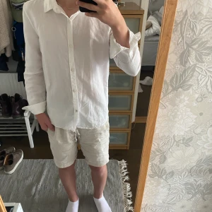 Mango skjorta  - Säljer denna linneskjorta (70%) från Mango, perfekt till sommaren. Använts några få gånger, finns inga defekter eller någonting 10/10 skick✅ Storlek Xs, säljer pga för liten. 