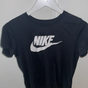 Nike tröja  - En skit bra o skön sport tröja!! Aldrig använd! 