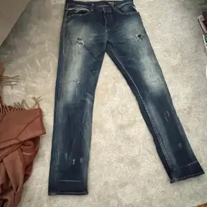 Sjukt snygga Replay jeans. Med snygga slitningar. Skick 10/10. Hör av dig vid funderingar 👍